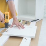 Problem ze sprzętem AGD w gospodarstwie domowym – jak sobie poradzić, kiedy lodówka przestaje działać, a pralka przecieka?